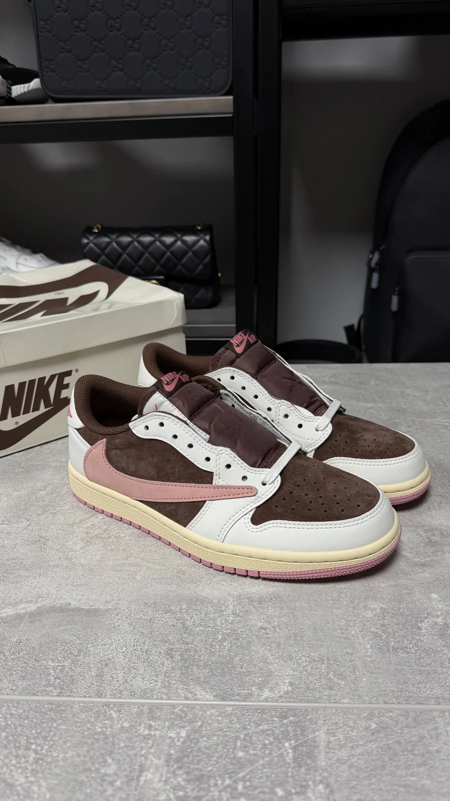 Жіночі кросівки - Nike & Travis Scott